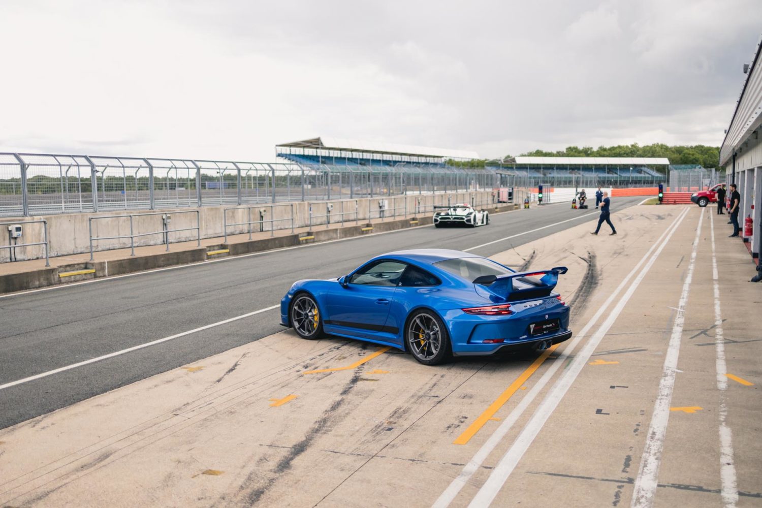 991.2 gt3 silverstone pitlane