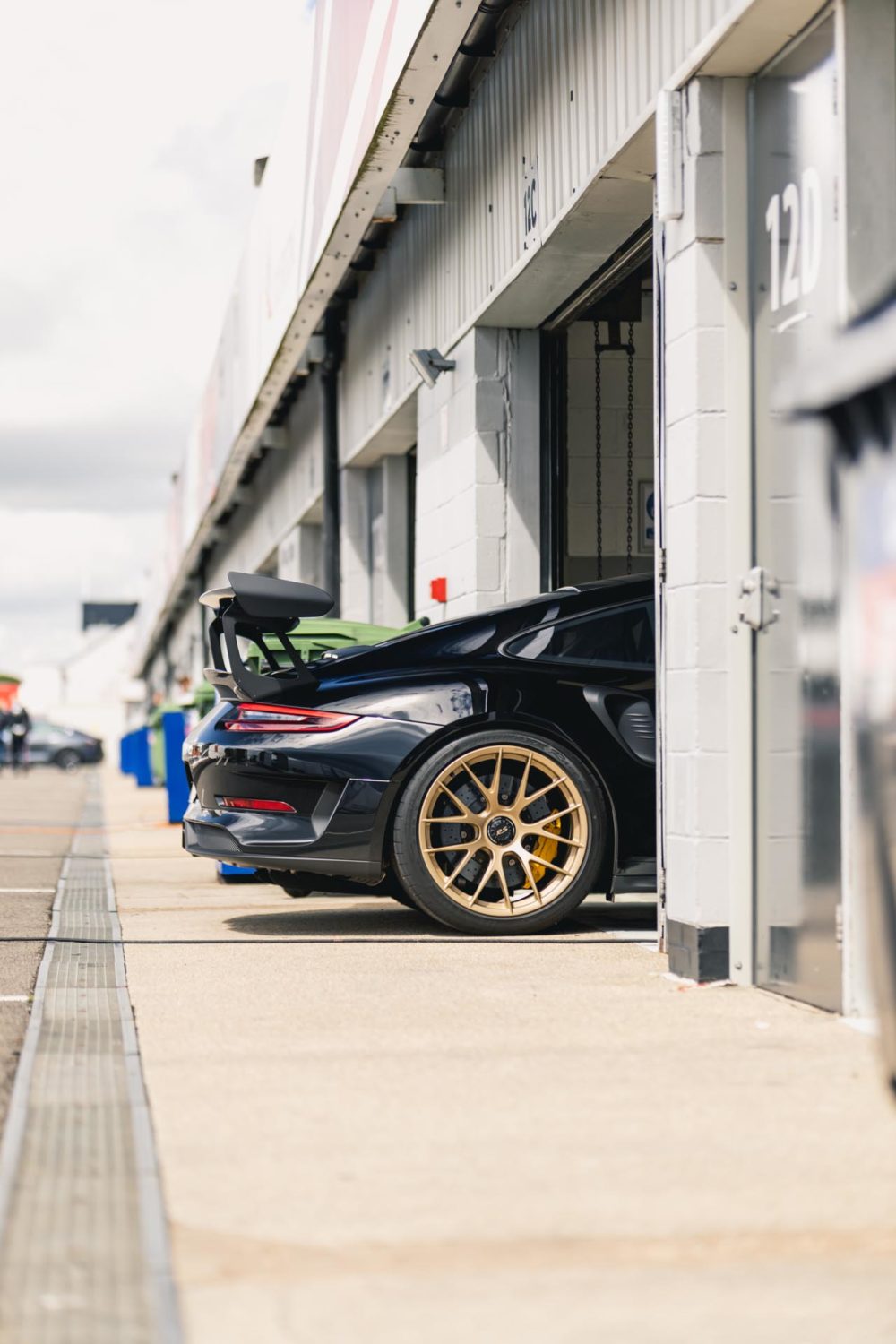 991.2 gt3rs silverstone pit garage