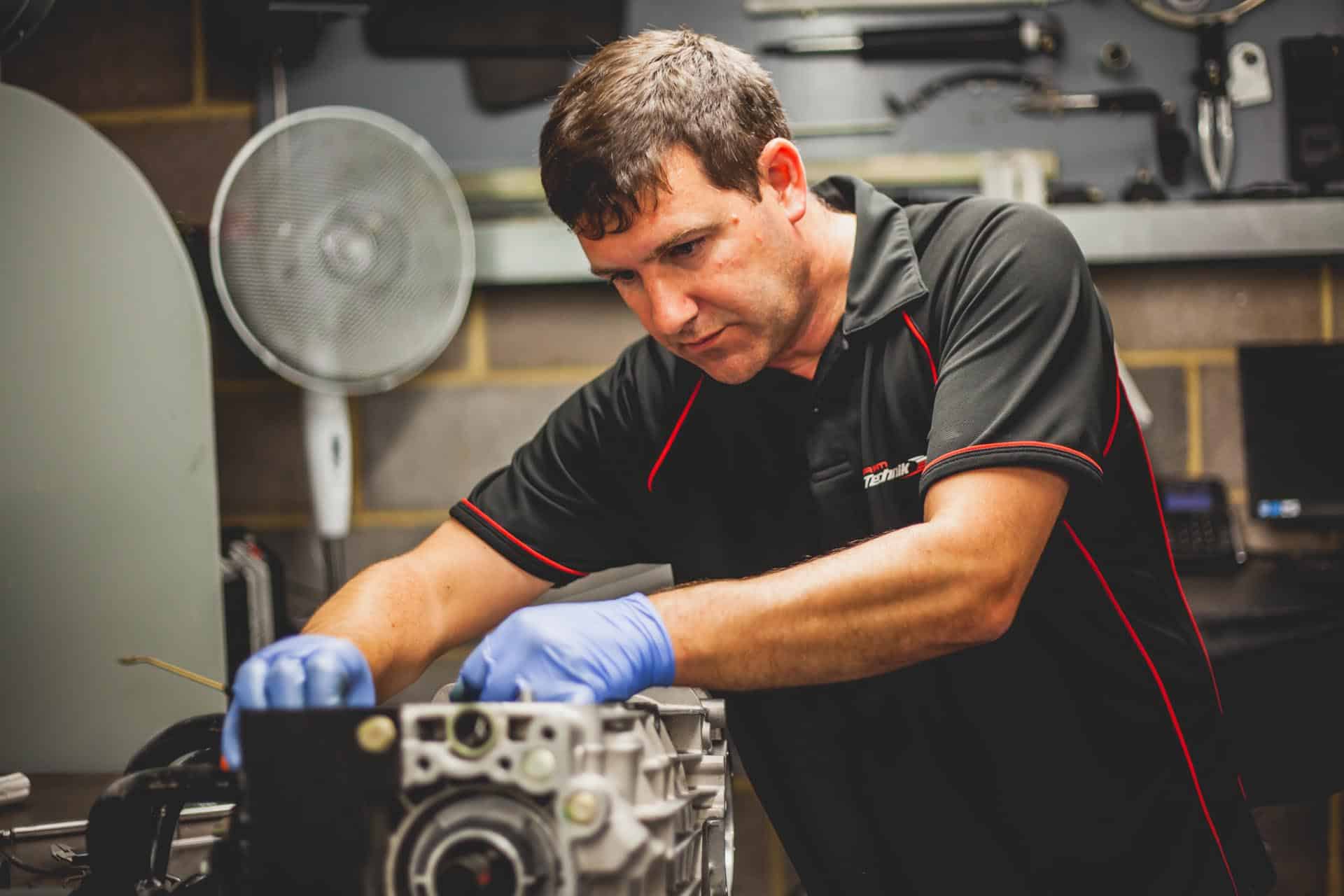 dave-lee-working-on-porsche-engine